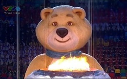 Gấu Misa thổi tắt ngọn đuốc Olympic Sochi 2014
